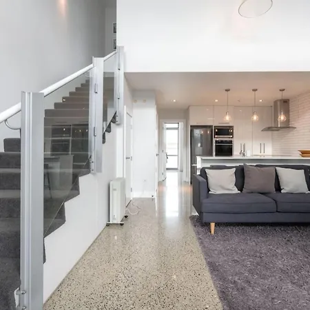 Luxury Mount Eden Apartment